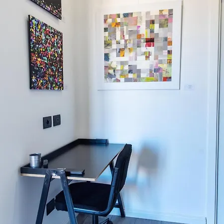 In An Art Gallery * רומא